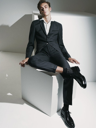 Schwarzen Anzug kombinieren – 755+ Herren Outfits warm Wetter: Kombinieren Sie einen schwarzen Anzug mit einem weißen Businesshemd für eine klassischen und verfeinerte Silhouette. Fühlen Sie sich mutig? Komplettieren Sie Ihr Outfit mit schwarzen Leder Derby Schuhen.