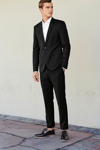 Schwarzen Anzug kombinieren – 755+ Herren Outfits warm Wetter: Kombinieren Sie einen schwarzen Anzug mit einem weißen Businesshemd für einen stilvollen, eleganten Look. Warum kombinieren Sie Ihr Outfit für einen legereren Auftritt nicht mal mit schwarzen Leder Derby Schuhen?