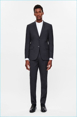 20 Jährige: Schwarze Derby Schuhe kombinieren – 84 Elegante Herren Outfits: Entscheiden Sie sich für einen klassischen Stil in einem schwarzen Anzug und einem weißen Businesshemd. Wenn Sie nicht durch und durch formal auftreten möchten, wählen Sie schwarzen Derby Schuhe.