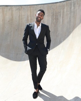 Schwarze Samt Slipper kombinieren – 228 Herren Outfits: Kombinieren Sie einen schwarzen Anzug mit einem weißen Businesshemd für einen stilvollen, eleganten Look. Suchen Sie nach leichtem Schuhwerk? Entscheiden Sie sich für schwarzen Samt Slipper für den Tag.