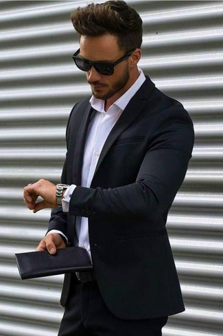 Schwarzen Anzug kombinieren – 755+ Herren Outfits warm Wetter: Kombinieren Sie einen schwarzen Anzug mit einem weißen Businesshemd für eine klassischen und verfeinerte Silhouette.