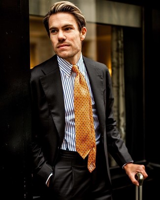 schwarzer Anzug, weißes und blaues vertikal gestreiftes Businesshemd, orange bedruckte Krawatte für Herren