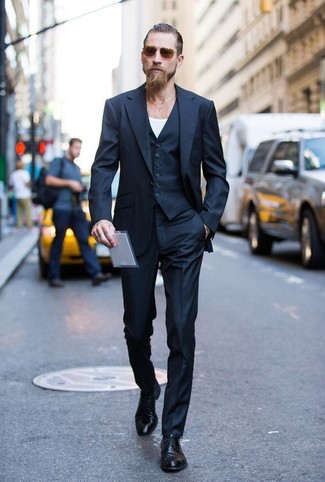 Schwarzen Anzug kombinieren – 224 Smart-Casual Herren Outfits: Erwägen Sie das Tragen von einem schwarzen Anzug und einem weißen T-Shirt mit einem Rundhalsausschnitt, um einen modischen Freizeitlook zu kreieren. Schwarze Leder Derby Schuhe bringen klassische Ästhetik zum Ensemble.