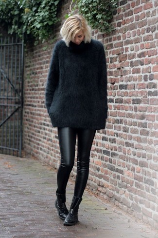 schwarzer flauschiger Pullover mit einem Rundhalsausschnitt, schwarze Lederleggings, schwarze Schnürstiefeletten aus Leder für Damen