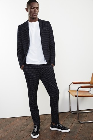 Schwarzen Anzug kombinieren – 224 Smart-Casual Herren Outfits: Kombinieren Sie einen schwarzen Anzug mit einem weißen T-Shirt mit einem Rundhalsausschnitt für Drinks nach der Arbeit. Suchen Sie nach leichtem Schuhwerk? Wählen Sie schwarzen und weißen Leder niedrige Sneakers für den Tag.