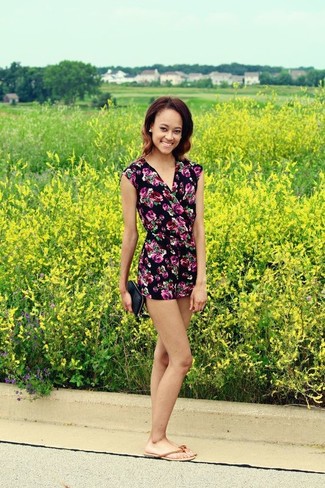 schwarzer kurzer Jumpsuit mit Blumenmuster von Yumi Kim