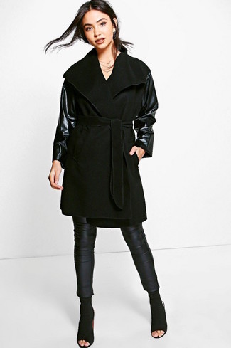 Schwarzen Mantel kombinieren – 450 Damen Outfits: Möchten Sie ein lässiges Outfit kreieren, ist die Paarung aus einem schwarzen Mantel und schwarzen Lederleggings Ihre Wahl. Schwarze Wildleder Stiefeletten mit Ausschnitten sind eine ideale Wahl, um dieses Outfit zu vervollständigen.