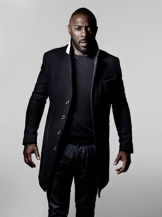 40 Jährige: Schwarzen Mantel kombinieren – 55 Herren Outfits: Tragen Sie einen schwarzen Mantel und dunkelblauen Jeans, um einen eleganten, aber nicht zu festlichen Look zu kreieren.