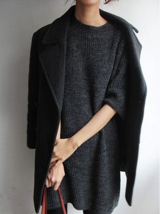Dunkelgraues Sweatkleid kombinieren – 102 Damen Outfits: Die Paarung aus einem dunkelgrauen Sweatkleid und einem schwarzen Mantel ist eine gute Option für einen lässigen Look.