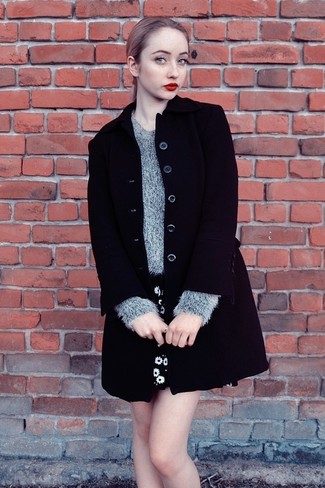 Grauen flauschigen Pullover mit einem Rundhalsausschnitt kombinieren – 9 Damen Outfits: Probieren Sie diese Paarung aus einem grauen flauschigen Pullover mit einem Rundhalsausschnitt und einem schwarzen und weißen Skaterrock mit Blumenmuster, um einen hübschen entspannten City-Look zu erzielen.