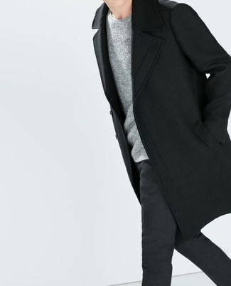 30 Jährige: Welche Pullover mit einem Rundhalsausschnitt mit schwarzen Mantels zu tragen – 89 Herren Outfits: Erwägen Sie das Tragen von einem schwarzen Mantel und einem Pullover mit einem Rundhalsausschnitt für Drinks nach der Arbeit.