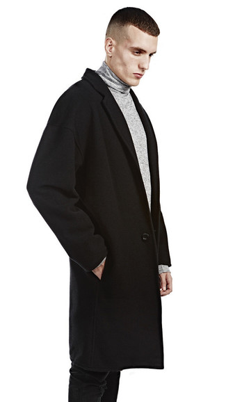30 Jährige: Welche Rollkragenpullover mit schwarzen und weißen Mantels zu tragen – 152 Herren Outfits kalt Wetter: Erwägen Sie das Tragen von einem schwarzen und weißen Mantel und einem Rollkragenpullover, um einen modischen Freizeitlook zu kreieren.