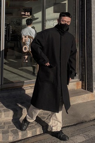 Hellbeige Chinohose kombinieren – 1200+ Herren Outfits: Kombinieren Sie einen schwarzen Mantel mit einer hellbeige Chinohose für Drinks nach der Arbeit. Fühlen Sie sich mutig? Ergänzen Sie Ihr Outfit mit schwarzen Leder niedrigen Sneakers.