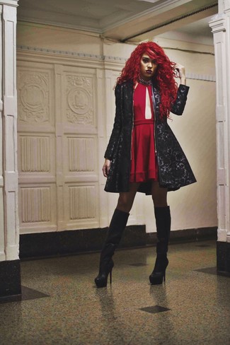 Rotes Skaterkleid mit Ausschnitten kombinieren – 4 Damen Outfits: Erwägen Sie das Tragen von einem roten Skaterkleid mit Ausschnitten und einem schwarzen Mantel mit Paisley-Muster, um einen modischen Casual-Look zu schaffen. Schwarze kniehohe Stiefel aus Leder putzen umgehend selbst den bequemsten Look heraus.