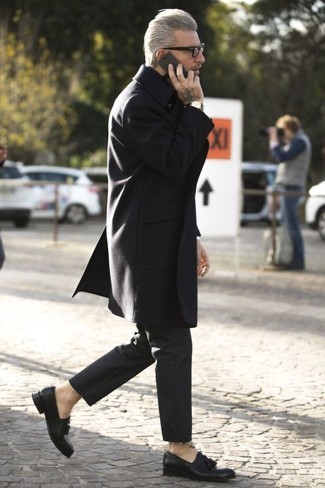 Wie schwarze Leder Slipper mit schwarzer Chinohose zu kombinieren – 227 Herren Outfits: Vereinigen Sie einen schwarzen Mantel mit einer schwarzen Chinohose, wenn Sie einen gepflegten und stylischen Look wollen. Fühlen Sie sich mutig? Komplettieren Sie Ihr Outfit mit schwarzen Leder Slippern.