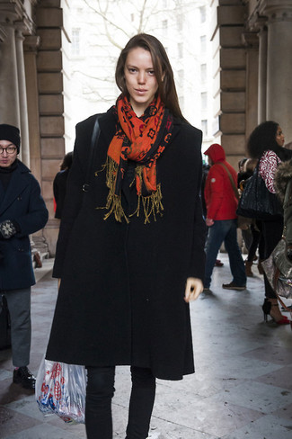 Orange bedruckten Schal kombinieren – 14 Damen Outfits: Tragen Sie einen schwarzen Mantel und einen orange bedruckten Schal, um ein modernes Freizeit-Outfit zu schaffen, der in der Garderobe der Frau nicht fehlen darf.