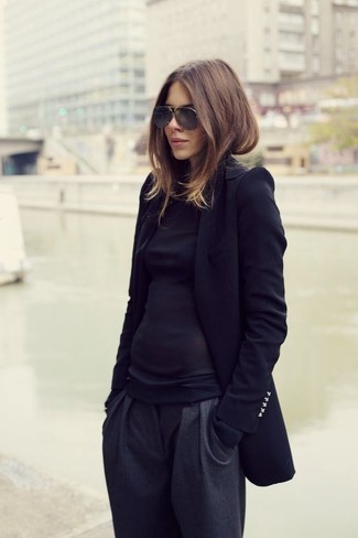 Graue Karottenhose kombinieren – 45 Damen Outfits: Um eine verfeinerte und tolle Silhouette zu zaubern, wahlen Sie einen schwarzen Mantel und eine graue Karottenhose.