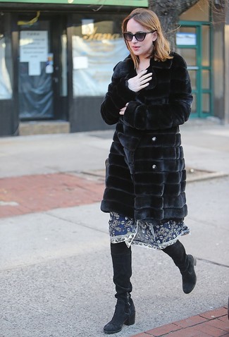 Dakota Johnson trägt schwarzer Pelz, dunkelblaues besticktes Midikleid, schwarze kniehohe Stiefel aus Wildleder