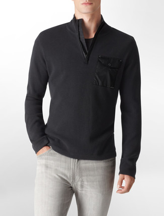 schwarzer Pullover mit einem Reißverschluss am Kragen von Diesel