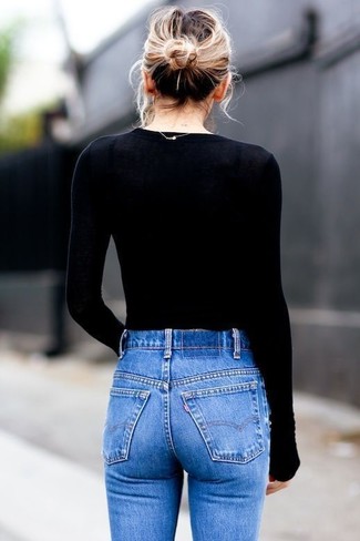 Blaue enge Jeans kombinieren – 500+ Damen Outfits: Mit dieser Kombination aus einem schwarzen Pullover mit einem Rundhalsausschnitt und blauen engen Jeans werden Sie die richtige Balance zwischen legerem Tomboy-Look und modernem Stil treffen.