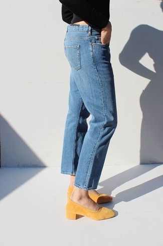 Wie Jeans mit Pullovers mit einem Rundhalsausschnitt zu kombinieren – 500+ Damen Outfits: Um ein stilsicheres Casual-Outfit zu erzeugen, vereinigen Sie einen Pullover mit einem Rundhalsausschnitt mit Jeans. Dieses Outfit passt hervorragend zusammen mit gelben Wildleder Pumps.
