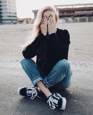 Schwarze und weiße niedrige Sneakers kombinieren – 119 Casual Damen Outfits: Mit einem schwarzen Pullover mit einem Rundhalsausschnitt und blauen Jeans haben Sie viele Kombinationsmöglichkeiten. Fühlen Sie sich ideenreich? Ergänzen Sie Ihr Outfit mit schwarzen und weißen niedrigen Sneakers.