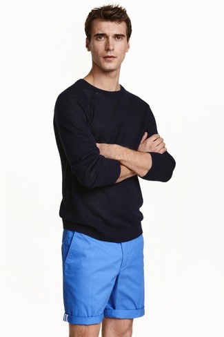 Schwarzen Pullover mit einem Rundhalsausschnitt kombinieren – 500+ Herren Outfits: Erwägen Sie das Tragen von einem schwarzen Pullover mit einem Rundhalsausschnitt und blauen Shorts, um mühelos alles zu meistern, was auch immer der Tag bringen mag.