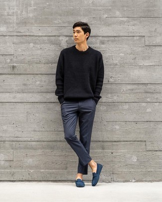 Schwarzen Pullover mit einem Rundhalsausschnitt kombinieren – 500+ Herren Outfits: Paaren Sie einen schwarzen Pullover mit einem Rundhalsausschnitt mit einer dunkelblauen Chinohose für ein bequemes Outfit, das außerdem gut zusammen passt. Dunkelblaue Segeltuch Mokassins fügen sich nahtlos in einer Vielzahl von Outfits ein.