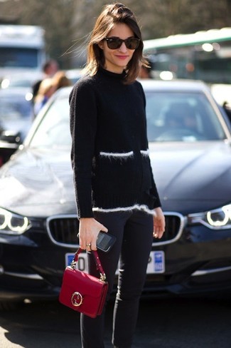 Handtasche kombinieren – 82 Herbst Damen Outfits: Um eine super lässige und harmonische Silhouette zu formen, paaren Sie einen schwarzen Pullover mit einem Rundhalsausschnitt mit einer Handtasche. Schon ergibt sich ein tolles Herbst-Outfit.