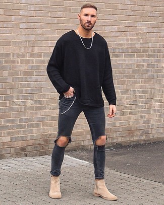 Schwarzen Pullover mit einem Rundhalsausschnitt kombinieren – 500+ Herren Outfits: Kombinieren Sie einen schwarzen Pullover mit einem Rundhalsausschnitt mit schwarzen engen Jeans mit Destroyed-Effekten für einen entspannten Wochenend-Look. Putzen Sie Ihr Outfit mit hellbeige Chelsea Boots aus Wildleder.