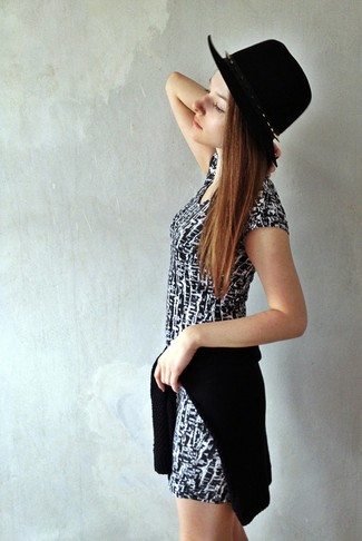 schwarzes bedrucktes figurbetontes Kleid von Moschino Cheap & Chic