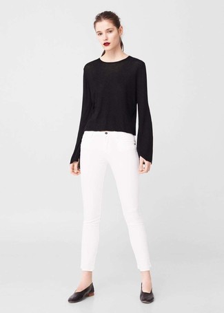 schwarzer Pullover mit einem Rundhalsausschnitt, weiße enge Jeans, schwarze Leder Ballerinas für Damen