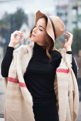 Hellbeige Wollhut kombinieren – 63 Damen Outfits warm Wetter: Probieren Sie die Kombination aus einem schwarzen Rollkragenpullover und einem hellbeige Wollhut für einen Look, der perfekt für die Freizeit geeignet ist.