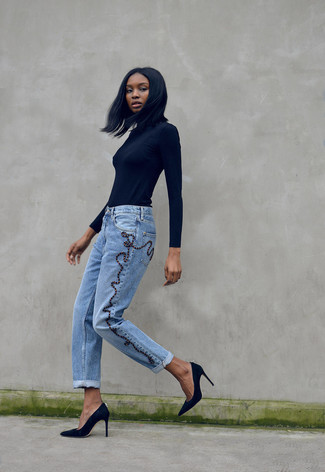 Hellblaue bestickte Jeans kombinieren – 7 Damen Outfits: Probieren Sie diese Kombi aus einem schwarzen Rollkragenpullover und hellblauen bestickten Jeans, um ein modisches Freizeit-Outfit zu erreichen. Dieses Outfit passt hervorragend zusammen mit schwarzen Wildleder Pumps.