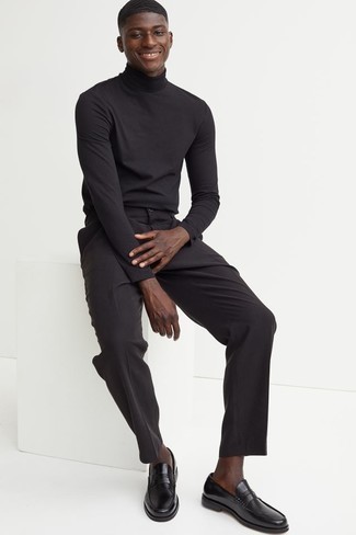 Welche Rollkragenpullover mit schwarzer Slipper zu tragen – 459 Herren Outfits: Kombinieren Sie einen Rollkragenpullover mit einer schwarzen Chinohose für einen bequemen Alltags-Look. Fügen Sie schwarzen Slipper für ein unmittelbares Style-Upgrade zu Ihrem Look hinzu.