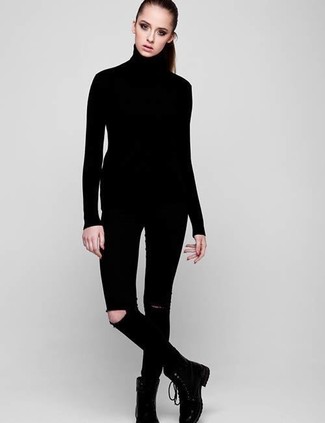 schwarzer Rollkragenpullover, schwarze enge Jeans mit Destroyed-Effekten, schwarze flache Stiefel mit einer Schnürung aus Leder für Damen