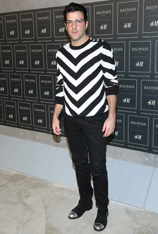Zachary Quinto trägt schwarzer und weißer Chevron Pullover mit einem Rundhalsausschnitt, schwarze Chinohose, schwarze Chelsea-Stiefel aus Wildleder