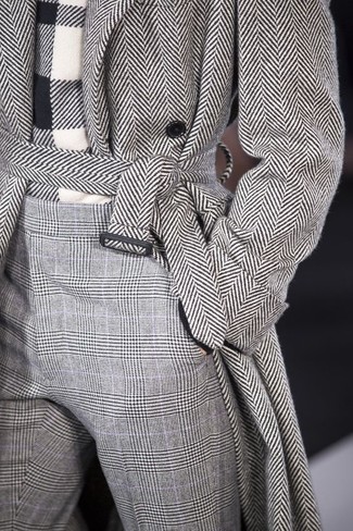 Dunkelgraue Wollanzughose kombinieren – 452 Herbst Herren Outfits: Vereinigen Sie einen schwarzen und weißen Mantel mit Fischgrätenmuster mit einer dunkelgrauen Wollanzughose für einen stilvollen, eleganten Look. Ein schönes Outfit für den Herbst.
