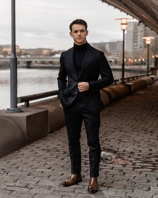 Schwarzen vertikal gestreiften Anzug kombinieren – 138 Herren Outfits: Kombinieren Sie einen schwarzen vertikal gestreiften Anzug mit einem dunkelblauen Rollkragenpullover für Drinks nach der Arbeit. Braune Chelsea Boots aus Leder sind eine perfekte Wahl, um dieses Outfit zu vervollständigen.