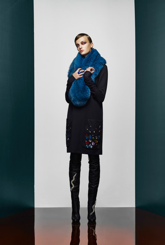 schwarzer verzierter Mantel, schwarze Overknee Stiefel aus Leder, blauer Pelzschal für Damen