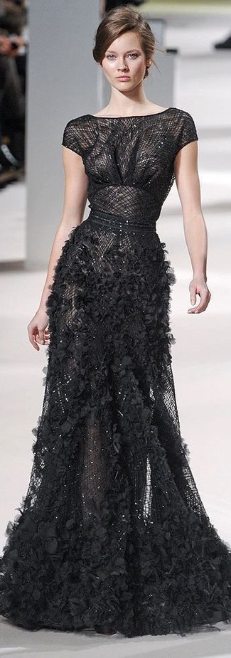 Schwarzes Ballkleid mit Rüschen kombinieren – 1 Elegante Damen Outfits: Entscheiden Sie sich für ein schwarzes Ballkleid mit Rüschen, um vor Eleganz und Perfektion zu strotzen.