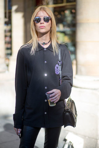 Hemd kombinieren – 500+ Herbst Damen Outfits: Um ein lockeres Outfit zu schaffen, sind ein Hemd und eine schwarze enge Hose aus Leder ganz gut geeignet. Schon mal so einen trendigen Herbst-Outfit gesehen?