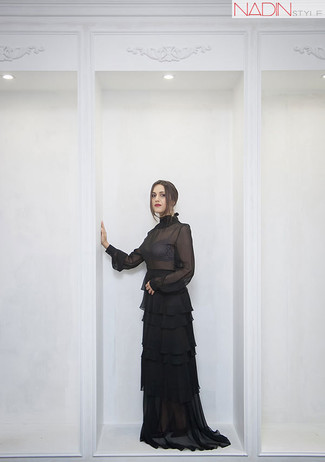Dunkelrote Leder Pumps kombinieren – 138 Damen Outfits: Erwägen Sie das Tragen von einem schwarzen Chiffon Ballkleid, um wahrhaft schnittig auszusehen. Dunkelrote Leder Pumps sind eine perfekte Wahl, um dieses Outfit zu vervollständigen.
