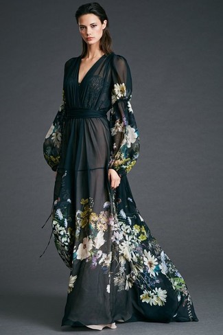 Schwarzes Chiffon Maxikleid kombinieren – 7 Damen Outfits: Entscheiden Sie sich für ein schwarzes Chiffon Maxikleid, um einen stylischen Wochenend-Look zu erzielen.