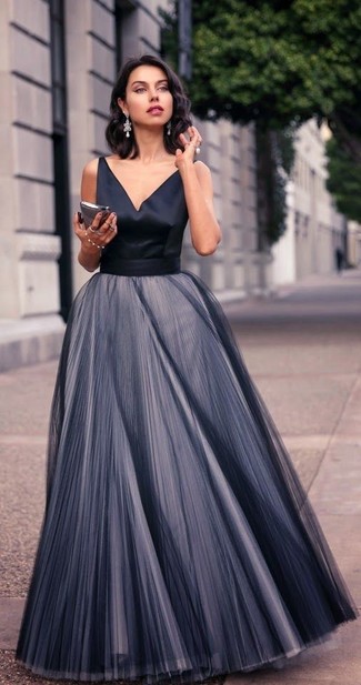 Elegante heiß Wetter Outfits Damen 2024: Erwägen Sie das Tragen von einem schwarzen Falten Chiffon Ballkleid für eine zeitlose und raffinierte Silhouette.