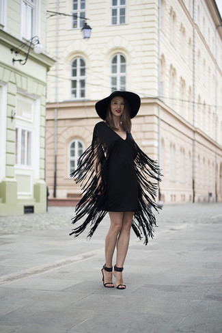 Schwarze und gelbbraune Sandaletten kombinieren – 500+ Damen Outfits: Entscheiden Sie sich für ein schwarzes gerade geschnittenes Kleid mit Fransen, um einen glamurösen Casual-Look zu schaffen. Schwarze und gelbbraune Sandaletten sind eine perfekte Wahl, um dieses Outfit zu vervollständigen.