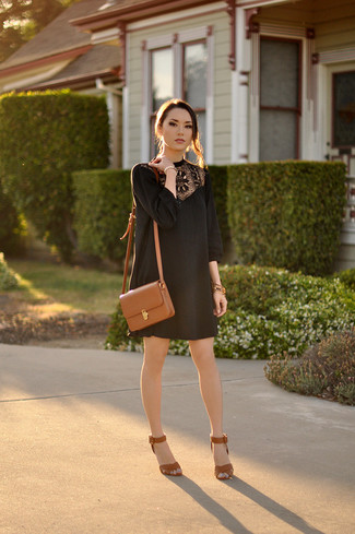 30 Jährige: Schwarzes gerade geschnittenes Kleid aus Häkel kombinieren – 2 Damen Outfits: Entscheiden Sie sich für ein schwarzes gerade geschnittenes Kleid aus Häkel, um wahrhaft schick auszusehen. Ergänzen Sie Ihr Look mit beige Leder Sandaletten.