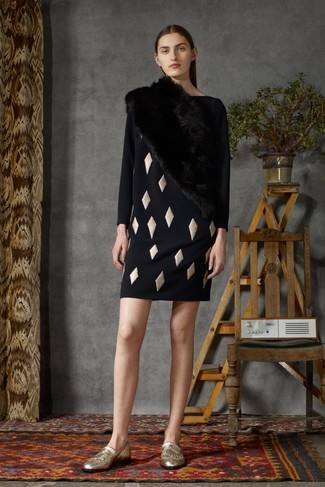 schwarzes gerade geschnittenes Kleid mit geometrischen Mustern, goldene Fransen Leder Slipper, schwarzer Pelzschal für Damen