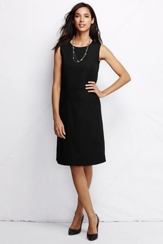 Schwarzes gerade geschnittenes Kleid kombinieren – 99 Damen Outfits: Wahlen Sie ein schwarzes gerade geschnittenes Kleid, um einen modernen Freizeit-Look zu erzeugen. Schwarze Leder Pumps sind eine perfekte Wahl, um dieses Outfit zu vervollständigen.