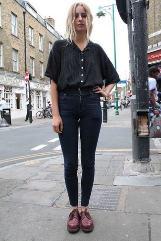 Dunkelrote Leder Oxford Schuhe kombinieren – 9 Damen Outfits: Paaren Sie ein schwarzes Kurzarmhemd mit dunkelblauen engen Jeans, um einen legeren Look zu schaffen, der im Kleiderschrank der Frau auf keinen Fall fehlen darf. Vervollständigen Sie Ihr Look mit dunkelroten Leder Oxford Schuhen.